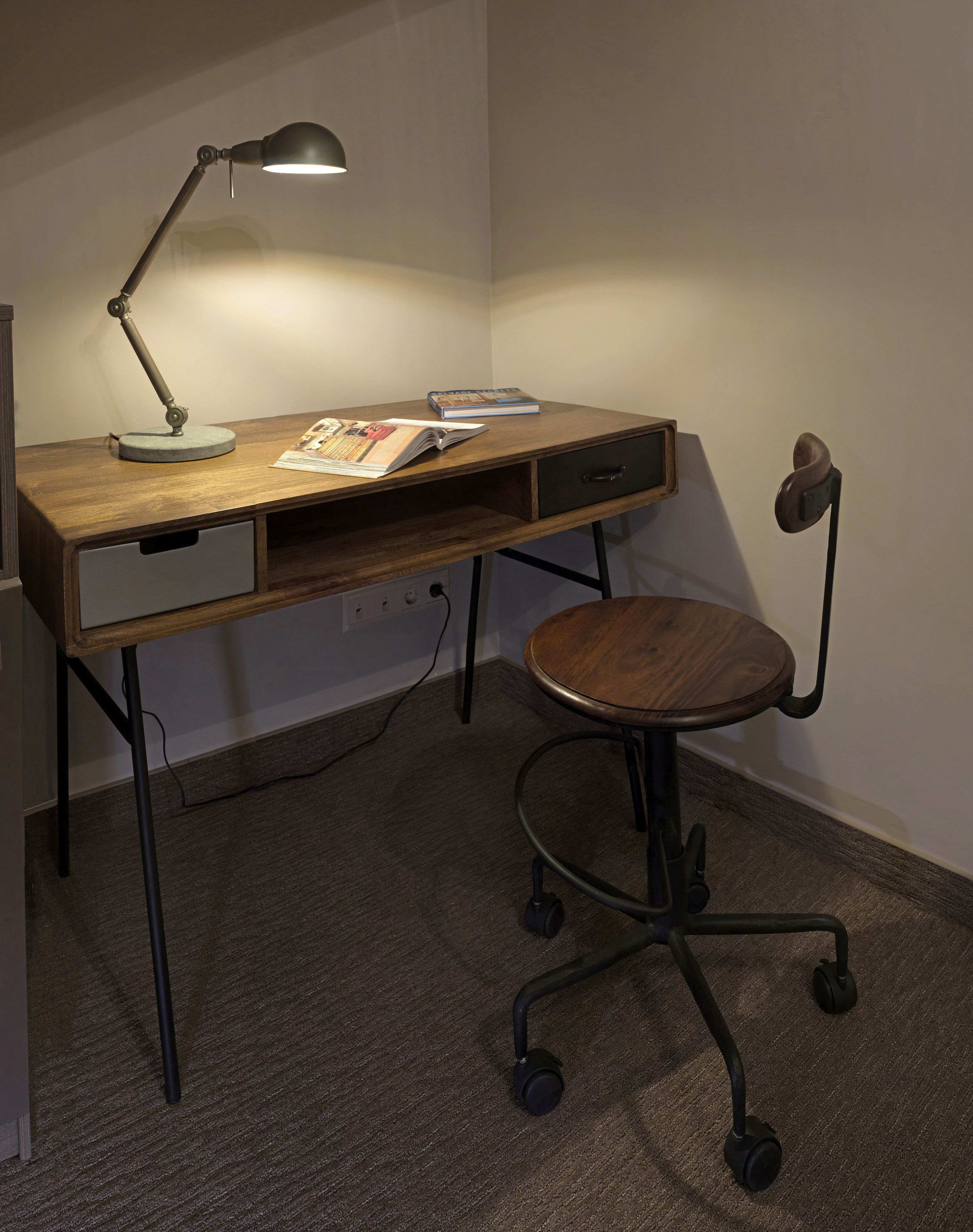 Canvas Standard Room working desk